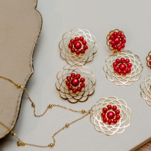 Brinco pérola vermelha bordada