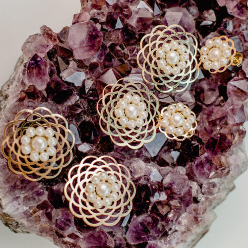 Brinco pérola branca bordada