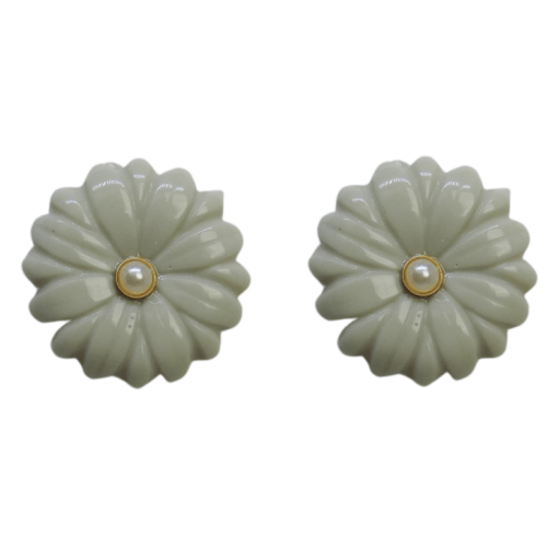 Brinco Festejar - flor em resina off white e banho de ouro