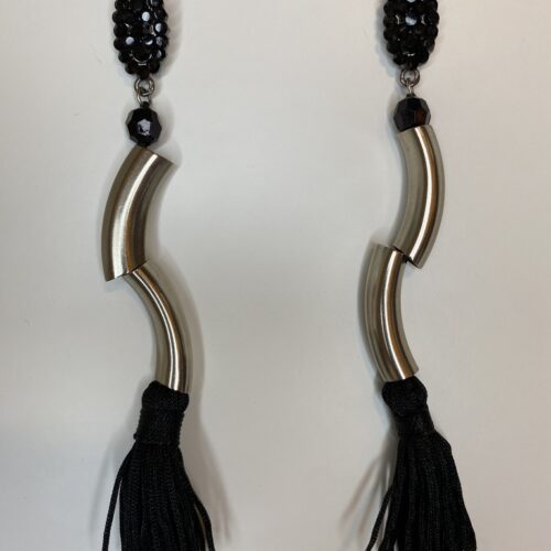 Brinco com franja preta