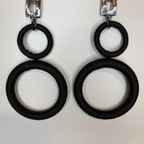 Brinco argolas encapadas preto