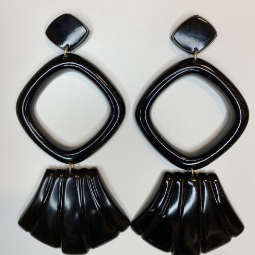 Brinco resina concha preta