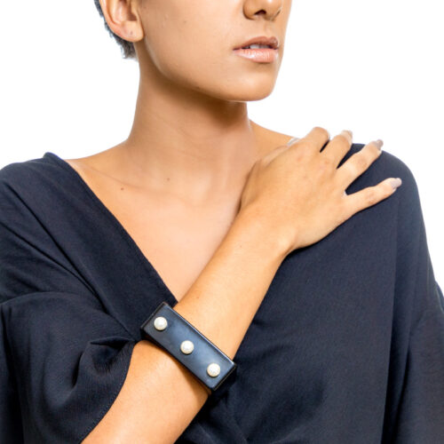Pulseira preta com pérolas