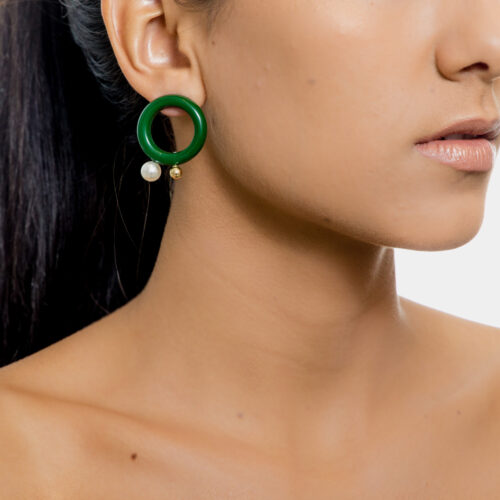 BRINCO RESINA REDONDA VERDE E PINO BOLINHA E PEROLA OURO