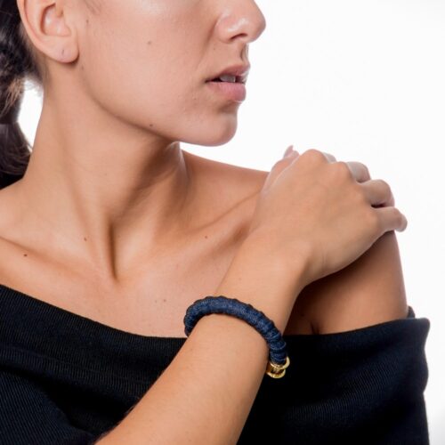 BRACELETE EM JEANS COM DETALHE NO BANHO DE OURO