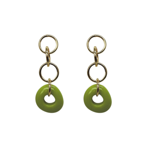 Brinco Ousadia - resina verde e corrente no banho de ouro