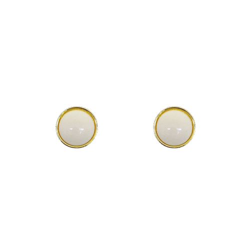 Brinco Botão - resina off white e banho de ouro