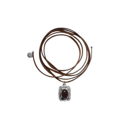 Colar Boho - resina marrom no banho de prata