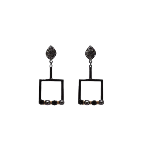 BRINCO QUADRADO ONIX FIO BEGE STRASS BLACK DIAMONDS