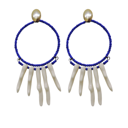 BRINCO MIÇANGA AZUL E DENTE BEGE
